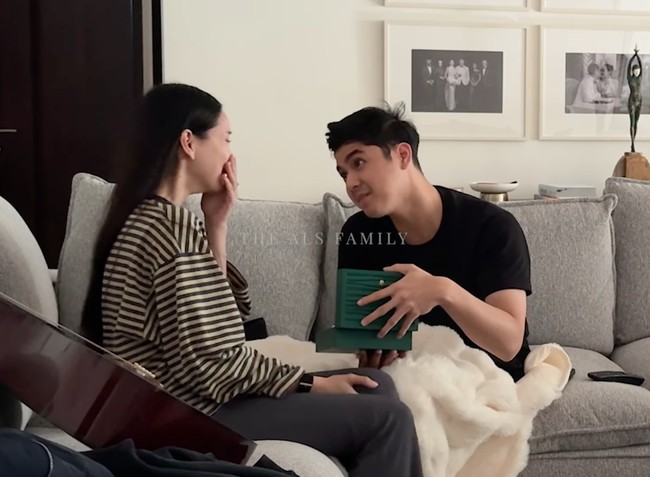 Orang pertama yang diberi tahun Alyssa tentu suaminya, Al Ghazali. Alyssa memberi tahu dengan memberikan kotak hijau berisi alat test pack positifnya. Foto: YouTube/The ALs