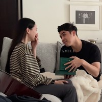 Orang pertama yang diberi tahun Alyssa tentu suaminya, Al Ghazali. Alyssa memberi tahu dengan memberikan kotak hijau berisi alat test pack positifnya. Foto: YouTube/The ALs