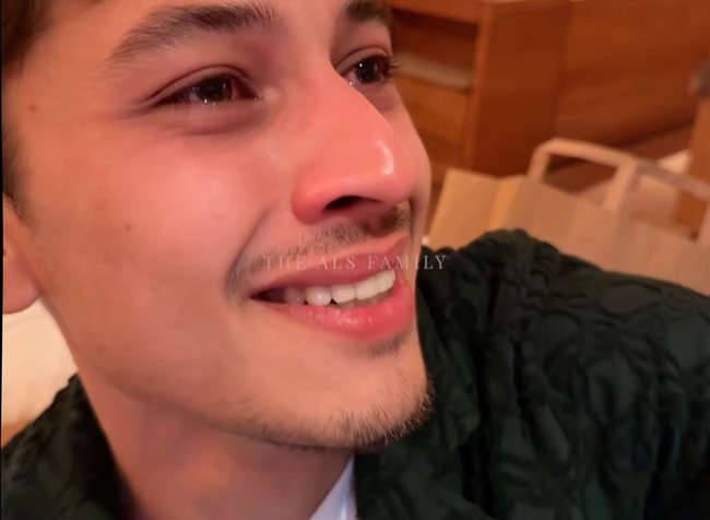 Adik Alyssa, Andhika, yang ikut mendengar kabar bahagia itu juga tampak begitu terharu hingga menangis. Foto: YouTube/The ALs