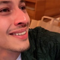 Adik Alyssa, Andhika, yang ikut mendengar kabar bahagia itu juga tampak begitu terharu hingga menangis. Foto: YouTube/The ALs