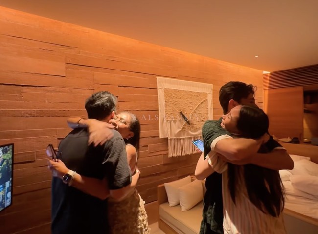 Risa dan Andhika kemudian memeluk dan memberikan selamat kepada Al dan Alyssa. Momen tersebut berlangsung saat Alyssa dan keluarga sedang menginap bersama di Bali. Foto: YouTube/The ALs