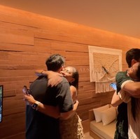 Risa dan Andhika kemudian memeluk dan memberikan selamat kepada Al dan Alyssa. Momen tersebut berlangsung saat Alyssa dan keluarga sedang menginap bersama di Bali. Foto: YouTube/The ALs