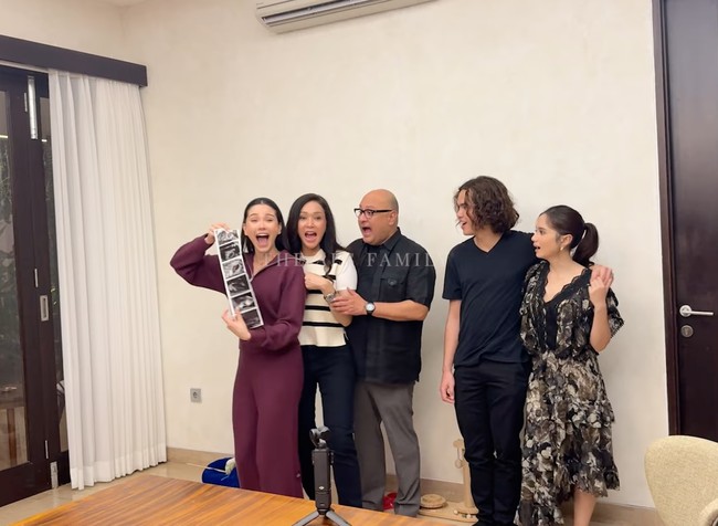 Setelah keluarga Alyssa, keduanya memutuskan memberi tahu Maia dan Irwan Mussry. Momen tersebut berlangsung setelah mereka makan malam bersama. Saat akan foto bareng, Alyssa tiba-tiba mengeluarkan hasil foto USG kehamilannya. Maia dan Irwan, serta Dul dan Tissa yang juga ada di sana tampak terkejut. Foto: YouTube/The ALs