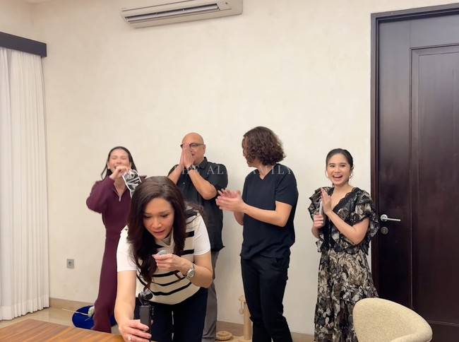 Yang berhasil mencuri atensi ialah Maia yang kemudian justru tampak lebih fokus membetulkan posisi kameranya. Sementara yang lain masih tampak tertawa dan memperlihatkan kebahagiannya. Foto: YouTube/The ALs