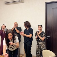 Yang berhasil mencuri atensi ialah Maia yang kemudian justru tampak lebih fokus membetulkan posisi kameranya. Sementara yang lain masih tampak tertawa dan memperlihatkan kebahagiannya. Foto: YouTube/The ALs