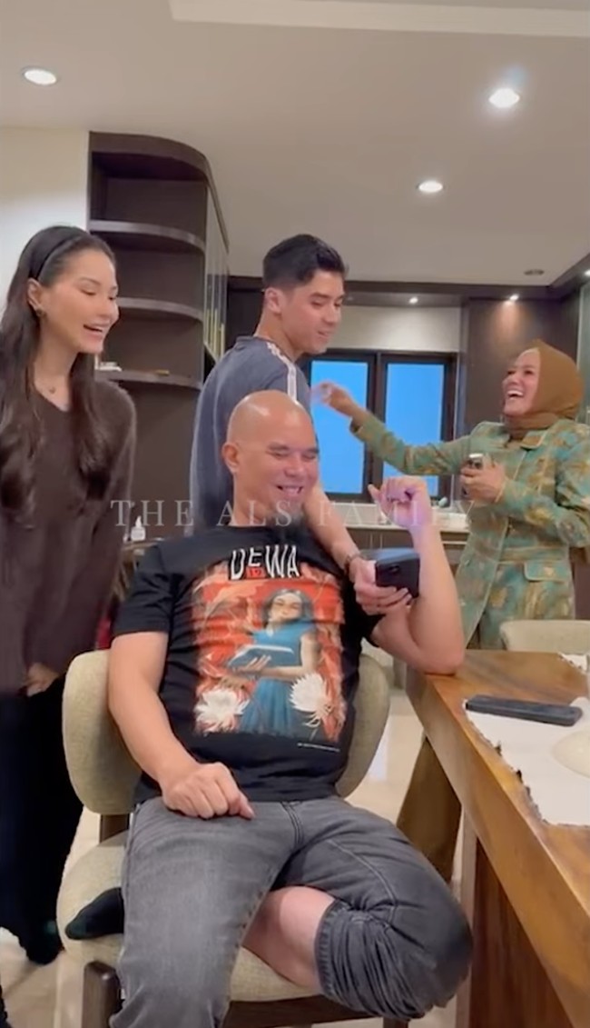 Tak lupa, Al dan Alyssa juga mengumumkan kehamilannya kepada Ahmad Dhani dan Mulan Jameela. Sayangnya, diungkapkan Al dan Alyssa bahwa Ahmad Dhani dan Mulan sudah mengetahui kabar bahagia tersebut duluan. Foto: YouTube/The ALs