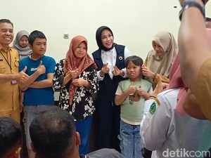 Wabup Mimik Beri Alat Bantu Dengar untuk 27 Anak Tunarungu di Sidoarjo