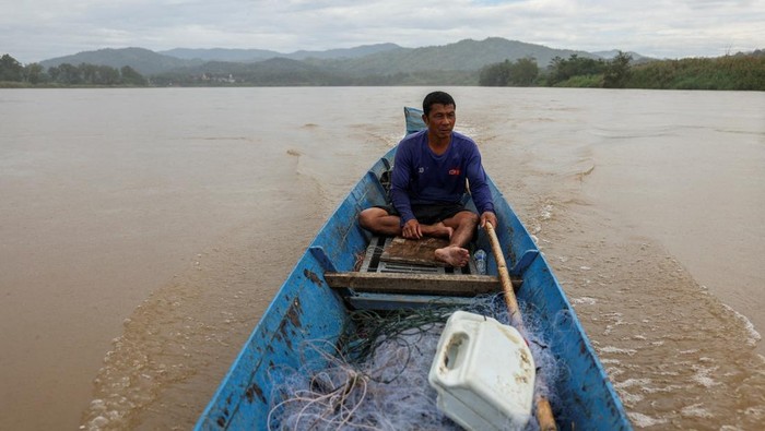 A drone view shows the Kok River, which flows through Tha Ton village in northern Thailand's Chiang Mai province after entering Thailand from Myanmar and has become the main water source across Chiang Mai and Chiang Rai province, amid increased rare earth and gold mining at the river’s source in Myanmar, where unregulated operations may release toxic chemicals, according to the Stimson Center report, November 5, 2025. REUTERS/Chalinee Thirasupa