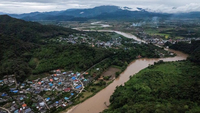 A drone view shows the Kok River, which flows through Tha Ton village in northern Thailand's Chiang Mai province after entering Thailand from Myanmar and has become the main water source across Chiang Mai and Chiang Rai province, amid increased rare earth and gold mining at the river’s source in Myanmar, where unregulated operations may release toxic chemicals, according to the Stimson Center report, November 5, 2025. REUTERS/Chalinee Thirasupa