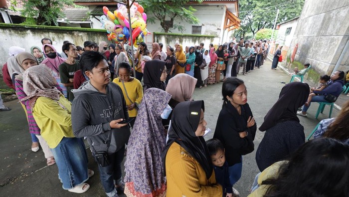 Warga antre mengambil Bantuan Langsung Tunai Sementara Kesejahteraan Rakyat (BLTS Kesra) di Kantor Pos, Kota Kediri, Jawa Timur, Senin (24/11/2025). Penyaluran BLTS Kesra di Kota Kediri tersebut menyasar 7.666 keluarga penerima manfaat masing-masing sebesar Rp900.000 per orang untuk meringankan beban warga. ANTARA FOTO/Prasetia Fauzani/YU