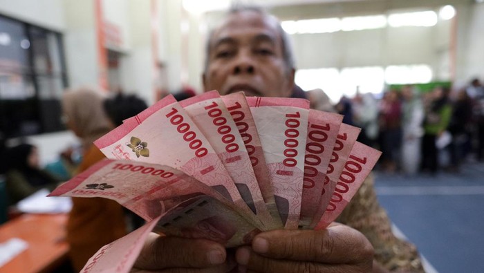 Warga antre mengambil Bantuan Langsung Tunai Sementara Kesejahteraan Rakyat (BLTS Kesra) di Kantor Pos, Kota Kediri, Jawa Timur, Senin (24/11/2025). Penyaluran BLTS Kesra di Kota Kediri tersebut menyasar 7.666 keluarga penerima manfaat masing-masing sebesar Rp900.000 per orang untuk meringankan beban warga. ANTARA FOTO/Prasetia Fauzani/YU