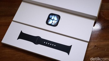 Apple Watch Series 11 yang diterima detikINET merupakan varian 46mm dengan warna Space Grey. Di dalam kotak penjualan dilengkapi strap berbahan silikon berwarna hitam. Foto: detikINET/Anggoro Suryo Jati