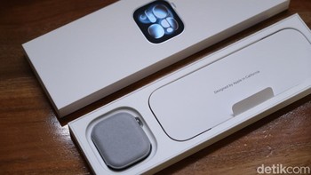 Dalam paket penjualan juga ada charger dengan sambungan USB-C. Foto: detikINET/Anggoro Suryo Jati