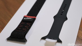 Apple juga menyertakan strap opsional Nike Sport Loop berwarna hitam dengan aksen merah (Midnight Black). Strap berbahan nilon yang elastis ini -- menurut saya -- jauh lebih nyaman ketimbang strap silikon bawaan Apple Watch. Foto: detikINET/Anggoro Suryo Jati