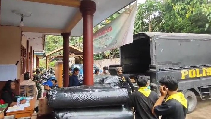 Bantuan Polda Jatim untuk pengungsi Gunung Semeru sudah sampai