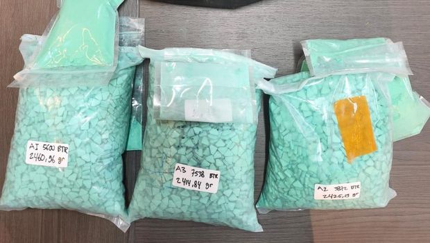 Barang bukti puluhan ribu pil ekstasi disita dari kurir narkoba usai kecelakaan di Tol Lampung, Kamis (20/11/2025).