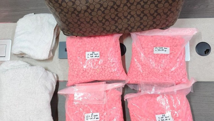 Barang bukti puluhan ribu pil ekstasi disita dari kurir narkoba usai kecelakaan di Tol Lampung, Kamis (20/11/2025).