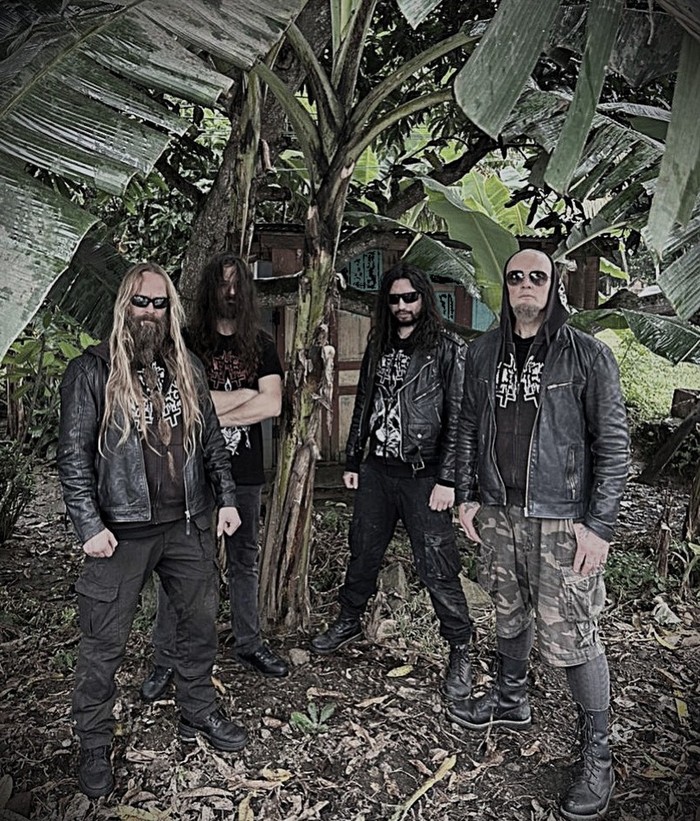 Band metal Belphegor jadi sorotan netizen di Solo, berfoto unik dengan pohon pisang dan jajan di mini market.