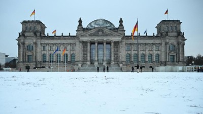 Berlin Diselimuti Salju, Warga Nikmati Suasana Musim Dingin