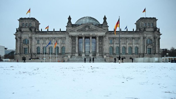 Berlin Diselimuti Salju, Warga Nikmati Suasana Musim Dingin