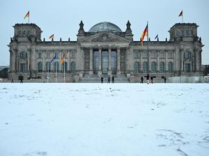 Berlin Diselimuti Salju, Warga Nikmati Suasana Musim Dingin