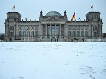 Berlin Diselimuti Salju, Warga Nikmati Suasana Musim Dingin