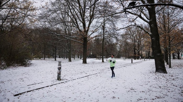Hujan salju kembali menyapa Berlin pada Senin (24/11/2025), menyulap ibu kota Jerman itu menjadi kota putih yang memesona. Lapisan salju yang menutupi taman, jalanan, hingga bangunan ikonik membuat suasana Berlin terasa semakin khas musim dingin dan mengundang warga untuk menikmati momen langka tersebut. REUTERS/ Nadja Wohlleben
