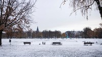 Lapisan salju yang menutupi taman, jalanan, hingga bangunan ikonik membuat suasana Berlin terasa semakin khas musim dingin dan mengundang warga untuk menikmati momen langka tersebut. REUTERS/Nadja Wohlleben