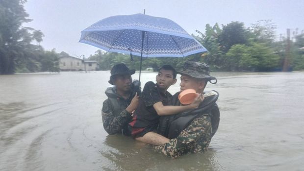 Brigade Infanteri Kedelapan Malaysia telah mengerahkan beberapa Batalyon ke daerah terdampak banjir di Kelantan dan Terengganu Malaysia. (Tangkapan Layar X/@Marchfoward)