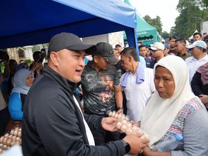 Senangnya Warga Kabupaten Bogor Dapat Paket Telur Gratis dari Bupati