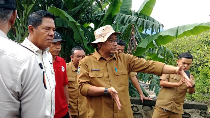 Bupati Haerul Warisin alias Iron meninjau lokasi jembatan putus di Desa Perigi, Kecamatan Suela, Lombok Timur, NTB, Senin (24/11/2025). (Foto: Sanusi Ardi W/detikBali)