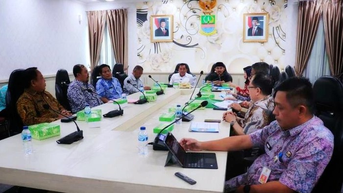 Bupati Karawang Aep Syaepuloh, saat rapat bersama Bupati Bekasi Ade Kuswara Kunang.