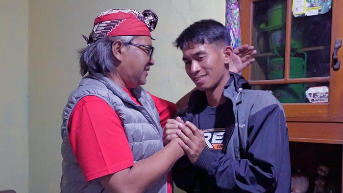 Bupati Temanggung Agus Setyawan bertemu keluarga TKI asal Dusun Letih, Desa Mergowati, Kecamatan Kedu, Seni (47), Senin (24/11/25) malam.