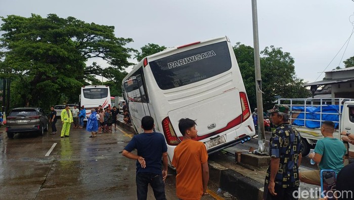Proses evakuasi bus jamaah umrah yang terguling di Jalan Poros Pangkep-Barru, Kabupaten Barru, Sulawesi Selatan (Sulsel).