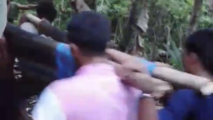 Seorang petani bernama La Dusu (52) di Kabupaten Buton Selatan, Sulawesi Tenggara (Sultra) tewas dililit ular piton berukuran 7 meter.