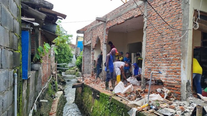 CKPKP Gresik Dibantu Warga Bongkar Bangunan Liar Demi Atasi Banjir