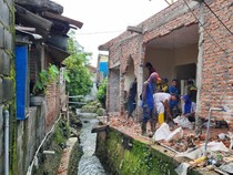 CKPKP Gresik Dibantu Warga Bongkar Bangunan Liar Demi Atasi Banjir