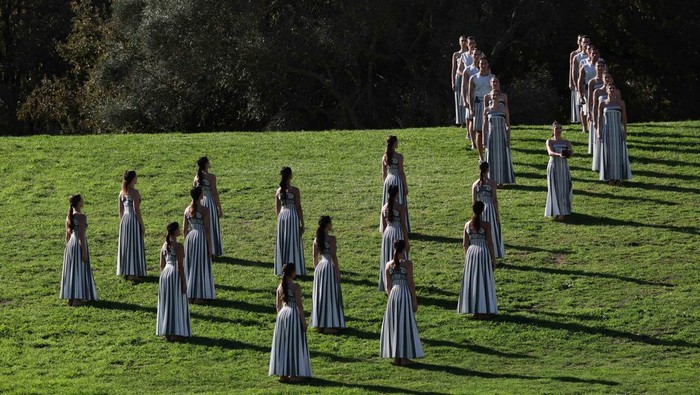 Countdown menuju Olimpiade Musim Dingin Milano–Cortina 2026 resmi terasa semakin dekat setelah gladi bersih upacara penyalaan api digelar di Olympia Kuno, Yunani, pada Senin (24/11/2025). Prosesi latihan umum ini langsung menyita perhatian publik dan media internasional yang menyaksikan dari dekat persiapan salah satu tradisi paling ikonik dalam sejarah Olimpiade. REUTERS/Louisa Gouliamaki