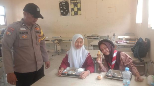 Dapur SPPG Polres Siak mendistribusikan MBG kepada ribuan pelajar. Dapur SPPG Polres Siak mendistribusikan MBG kepada ribuan pelajar.