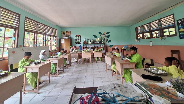 Dapur SPPG Polres Siak mendistribusikan MBG kepada ribuan pelajar.