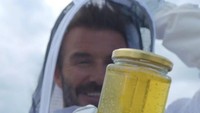 David Beckham memperlihatkan hasil madu dari sarang lebah miliknya. Foto: Instagram @davidbeckham