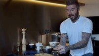 Selain senang mengunggah momen di kebun dan sarang lebah, David Beckham juga punya satu tempat lagi yang sering banget dia datangi, yakni dapur. Ini salah satu momen David Beckham membuat pancake yang diabadikan oleh Victoria Beckham. Foto: Instagram @victoriabeckham