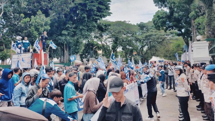 Demo buruh di Lebak (Aris Rivaldo/detikcom)