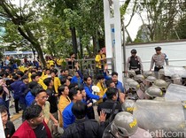 Demo Mahasiswa di Kalsel Berlangsung Ricuh!