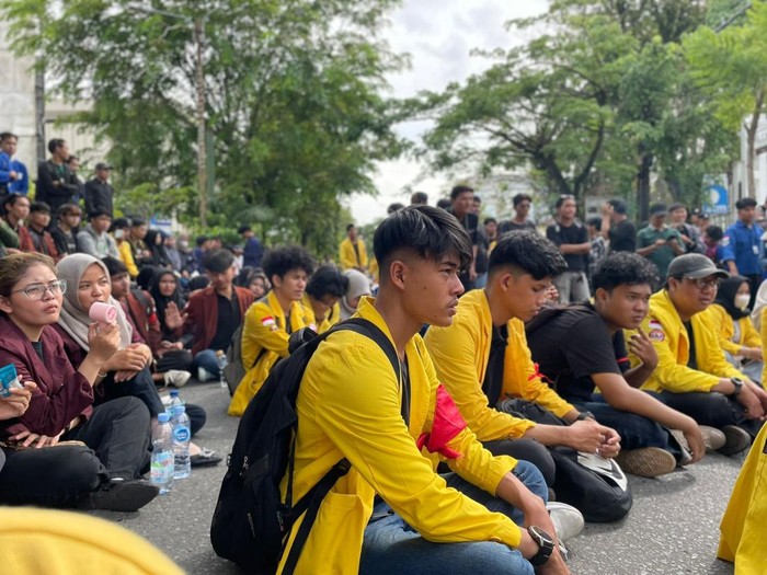 Demonstrasi pengesahan KUHAP di Banjarmasin, Senin (24/11/2025).