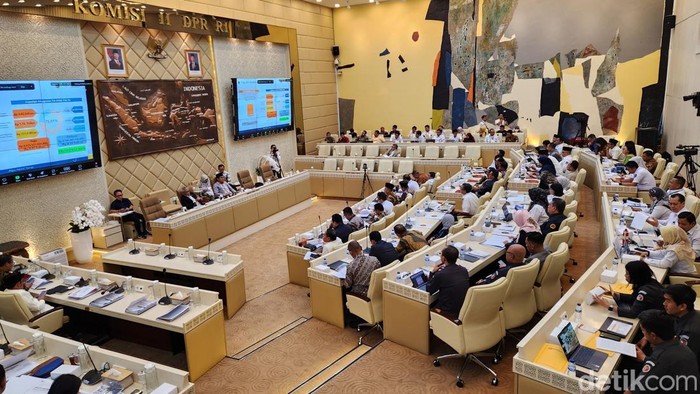 Rapat dengar pendapat (RDP) Komisi II DPR dengan DKPP di Kompleks Parlemen, Senayan, Jakarta, Senin (24/11/2025).