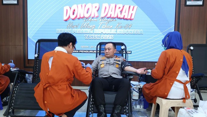 Donor Darah Warnai Peringatan HUT Korpri ke-54 di Polda Jatim