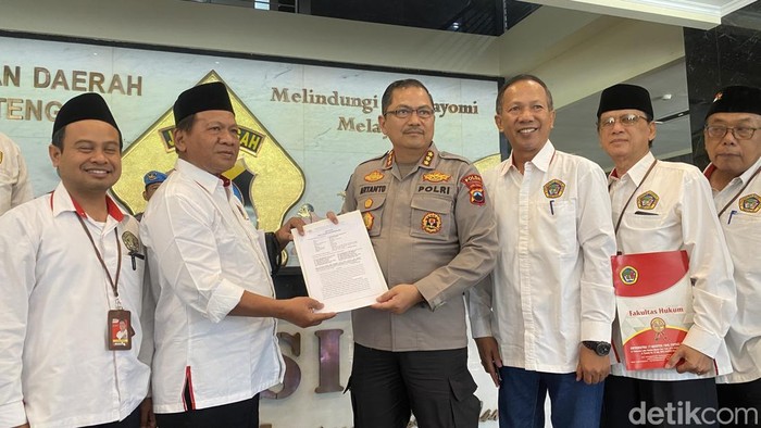 Tim hukum Fakultas Hukum Universitas 17 Agustus 1945 (Untag), Edi Pranoto di Mapolda Jateng, Kecamatan Semarang Selatan, Senin (24/11/2025).