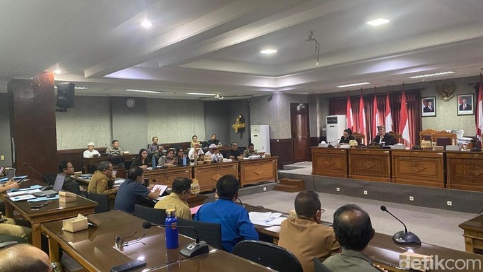 Suasana rapat kerja antara DPRD Karangasem dengan eksekutif terkait Ranperda APBD tahun 2026 di ruang rapat gabungan DPRD, Senin (24/11/2025).