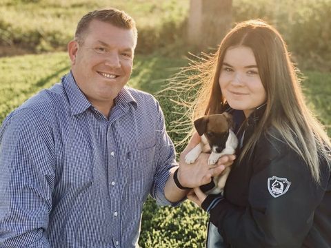 Dugald Saunders dan putrinya, Charlie Dugald Saunders dan putrinya, Charlie